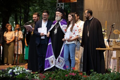Rugăciune și comuniune la sărbătoarea ocrotitorului Arhiepiscopiei Târgoviștei Poza 264600