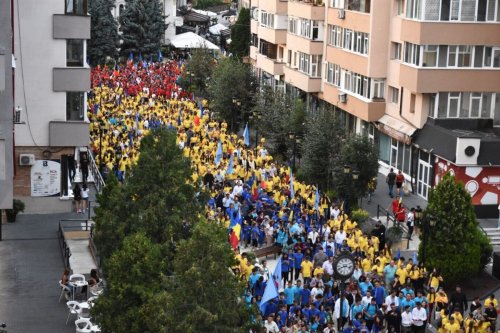 Rugăciune și comuniune la sărbătoarea ocrotitorului Arhiepiscopiei Târgoviștei Poza 264603