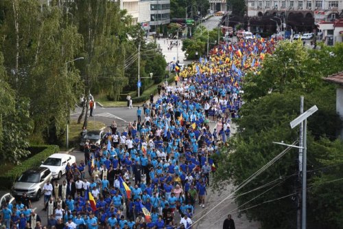 Rugăciune și comuniune la sărbătoarea ocrotitorului Arhiepiscopiei Târgoviștei Poza 264604