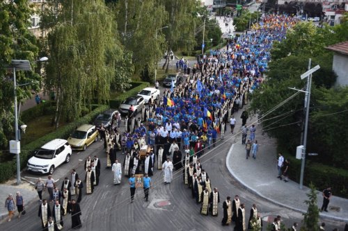 Rugăciune și comuniune la sărbătoarea ocrotitorului Arhiepiscopiei Târgoviștei Poza 264605