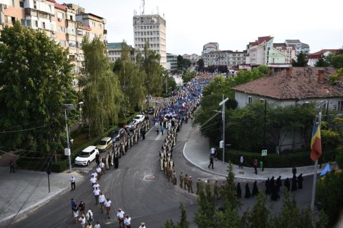 Rugăciune și comuniune la sărbătoarea ocrotitorului Arhiepiscopiei Târgoviștei Poza 264606