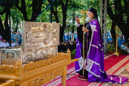 Rugăciune și comuniune la sărbătoarea ocrotitorului Arhiepiscopiei Târgoviștei Poza 264607