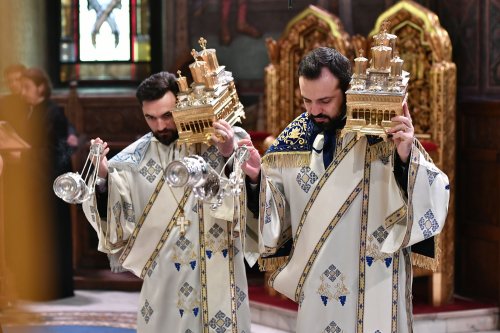 Cântare de adormire adusă Maicii lui Dumnezeu la Catedrala Patriarhală Poza 264700