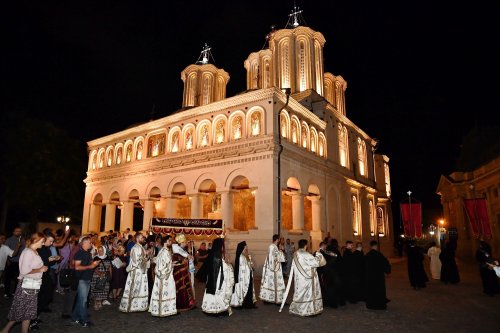 Cântare de adormire adusă Maicii lui Dumnezeu la Catedrala Patriarhală Poza 264739