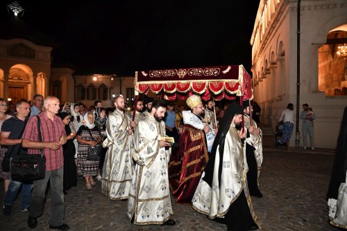 Cântare de adormire adusă Maicii lui Dumnezeu la Catedrala Patriarhală Poza 264740