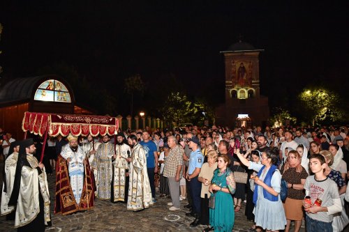 Cântare de adormire adusă Maicii lui Dumnezeu la Catedrala Patriarhală Poza 264747