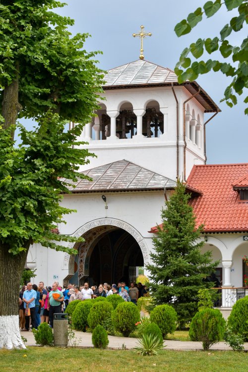 Mănăstirea prahoveană Ghighiu în veșmânt de sărbătoare Poza 264940