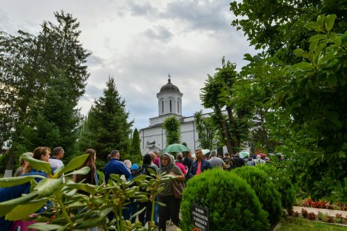 Mănăstirea prahoveană Ghighiu în veșmânt de sărbătoare Poza 264948