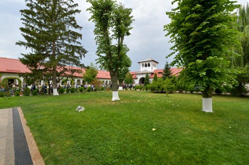 Mănăstirea prahoveană Ghighiu în veșmânt de sărbătoare Poza 264949