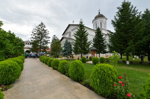 Mănăstirea prahoveană Ghighiu în veșmânt de sărbătoare Poza 264955