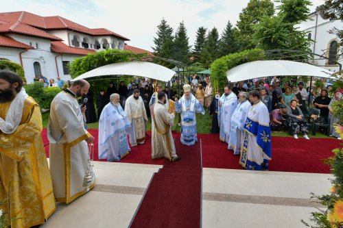 Mănăstirea prahoveană Ghighiu în veșmânt de sărbătoare Poza 264966