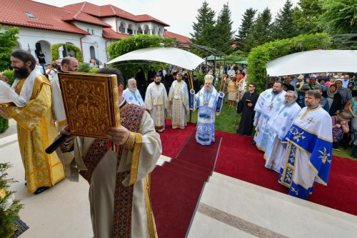 Mănăstirea prahoveană Ghighiu în veșmânt de sărbătoare Poza 264967