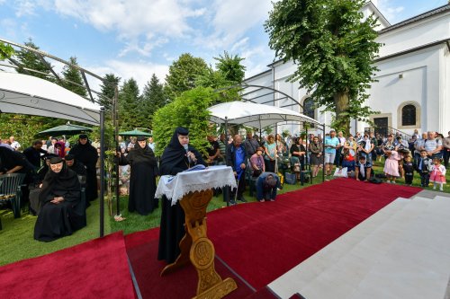 Mănăstirea prahoveană Ghighiu în veșmânt de sărbătoare Poza 264987