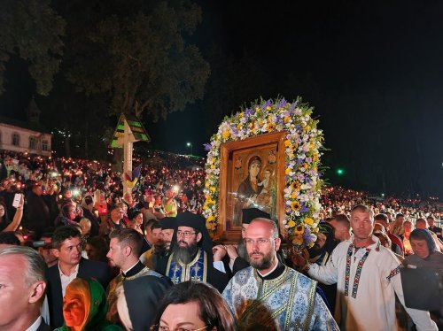 Zeci de mii de pelerini au înconjurat Mănăstirea Nicula din județul Cluj Poza 264763