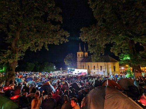 Zeci de mii de pelerini au înconjurat Mănăstirea Nicula din județul Cluj Poza 264764