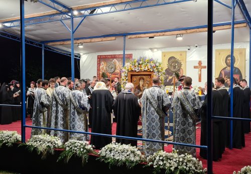 Zeci de mii de pelerini au înconjurat Mănăstirea Nicula din județul Cluj Poza 264767