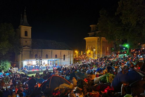 Zeci de mii de pelerini au înconjurat Mănăstirea Nicula din județul Cluj Poza 264772
