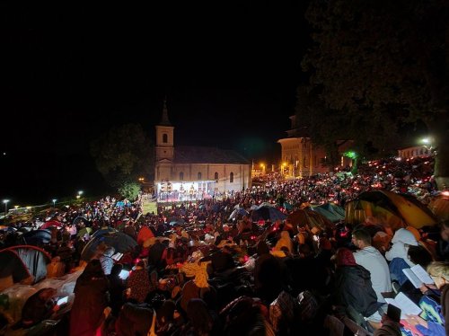 Zeci de mii de pelerini au înconjurat Mănăstirea Nicula din județul Cluj Poza 264773