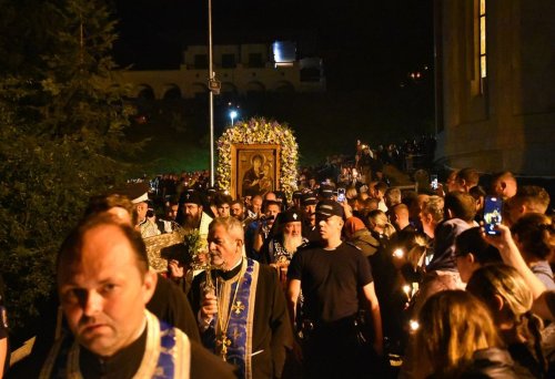 Zeci de mii de pelerini au înconjurat Mănăstirea Nicula din județul Cluj Poza 264776