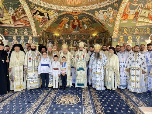 Cinci ierarhi au liturghisit la mănăstirea de la Izvoru Mureşului Poza 265139