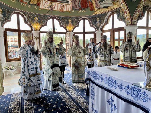 Cinci ierarhi au liturghisit la mănăstirea de la Izvoru Mureşului Poza 265140