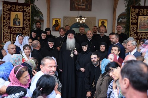 Episcopul Severinului și Strehaiei la o mănăstire gorjeană  Poza 265173