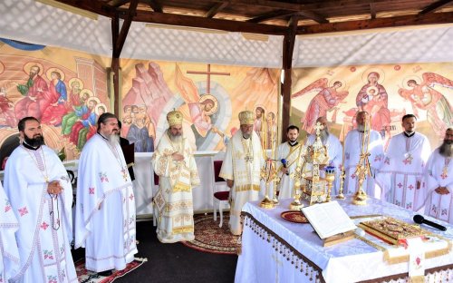 Doi Ierarhi au sfințit pictura bisericii „Pogorârea Duhului Sfânt” a Schitului Drăgești Poza 265422