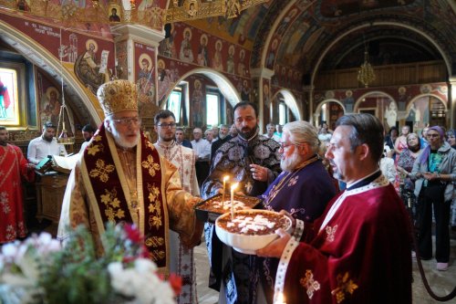Mănăstirea Cotmeana și-a sărbătorit ocrotitorul Poza 266059