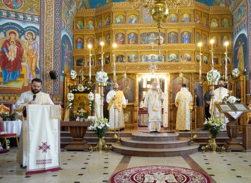 O nouă capelă a fost sfințită în orașul prahovean Urlați Poza 266889
