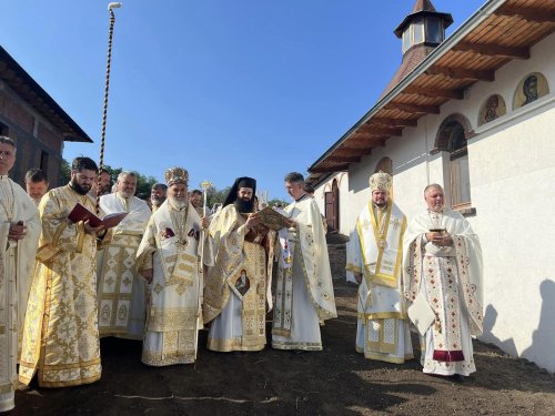 Comuniune și slujire românească la o mănăstire din Basarabia Poza 266964