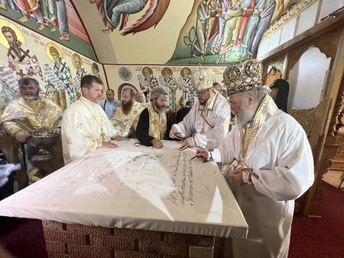 Comuniune și slujire românească la o mănăstire din Basarabia Poza 266965