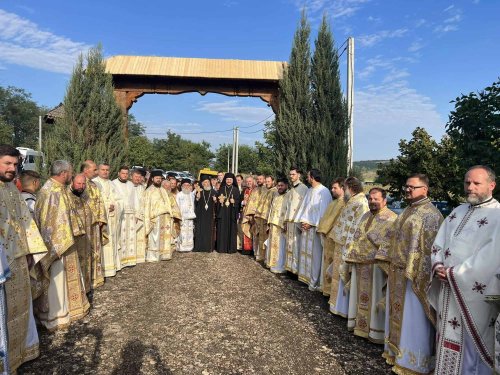 Comuniune și slujire românească la o mănăstire din Basarabia Poza 266966