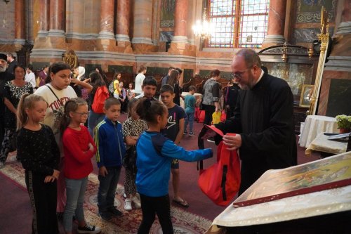 Arhiepiscopia Dunării de Jos continuă sprijinirea elevilor cu ghiozdane şi rechizite şcolare Poza 267160