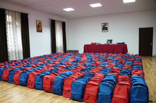 Arhiepiscopia Dunării de Jos continuă sprijinirea elevilor cu ghiozdane şi rechizite şcolare Poza 267161