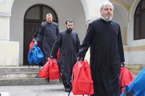 Arhiepiscopia Dunării de Jos continuă sprijinirea elevilor cu ghiozdane şi rechizite şcolare Poza 267162