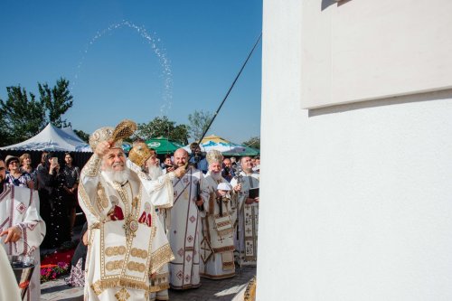 Trei ierarhi au sfințit o nouă biserică tulceană Poza 267169