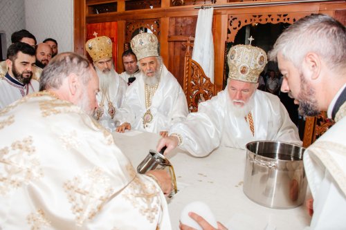 Trei ierarhi au sfințit o nouă biserică tulceană Poza 267170