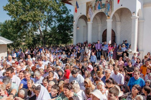 Trei ierarhi au sfințit o nouă biserică tulceană Poza 267172