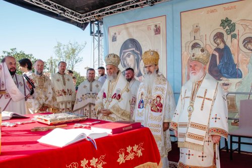 Trei ierarhi au sfințit o nouă biserică tulceană Poza 267173