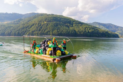 Acțiune de ecologizare a lacului Bicaz Poza 267188