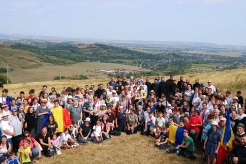 Credincioșii din zona Roznovului au mers în pelerinaj la Mănăstirea Tazlău Poza 267225
