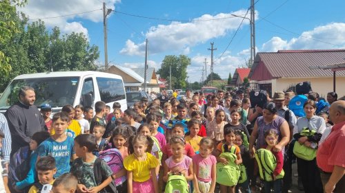 Peste 1.000 de copii din Episcopia Hușilor și din Basarabia au primit „Un ghiozdan pentru noul an școlar” Poza 267466