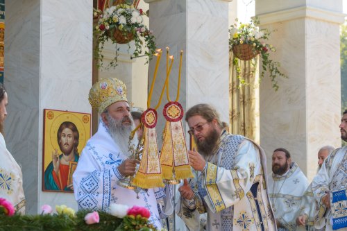 Trei ierarhi au săvârşit slujba de târnosire a paraclisului închinat Sfinţilor Părinţi Ioachim şi Ana Poza 267478