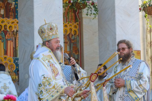 Trei ierarhi au săvârşit slujba de târnosire a paraclisului închinat Sfinţilor Părinţi Ioachim şi Ana Poza 267479