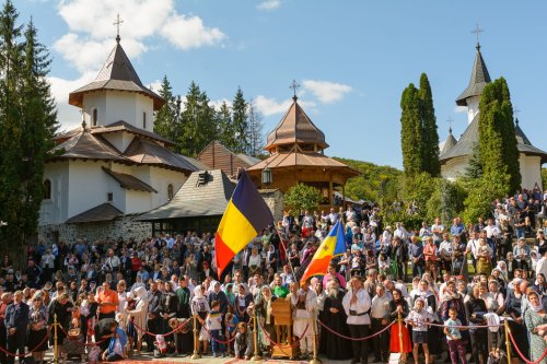 Trei ierarhi au săvârşit slujba de târnosire a paraclisului închinat Sfinţilor Părinţi Ioachim şi Ana Poza 267481