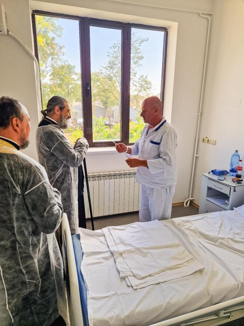 Vizită a Preasfințitului Nichifor Botoșăneanul la bolnavii de la Spitalul Militar din Iași Poza 267468