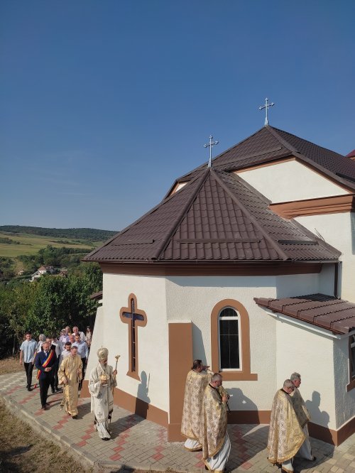 Duhovnicescul părinte Tit Moldovan și resfințirea ctitoriei sale din Asînip Poza 266940