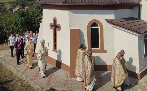 Duhovnicescul părinte Tit Moldovan și resfințirea ctitoriei sale din Asînip Poza 266941