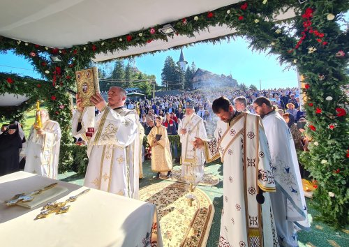 Sărbătoare la mănăstirea de la Piatra Fântânele Poza 267562