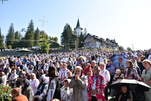 Sărbătoare la mănăstirea de la Piatra Fântânele Poza 267567